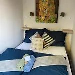 Mrs. Columbo's Flat 아파트